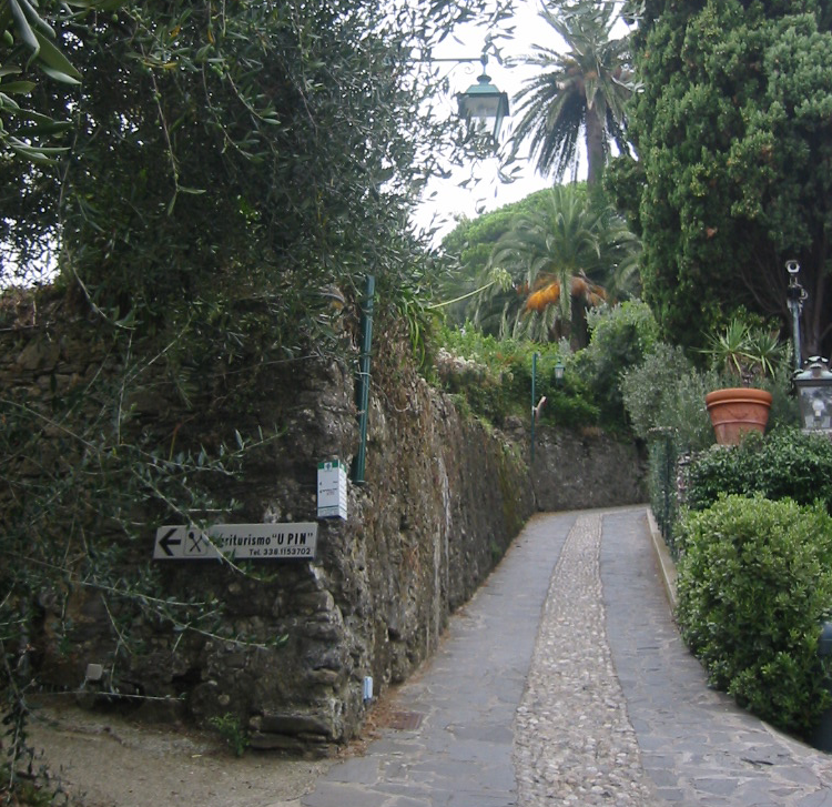 Tough hiking route to from San Fruttuoso to Portofino